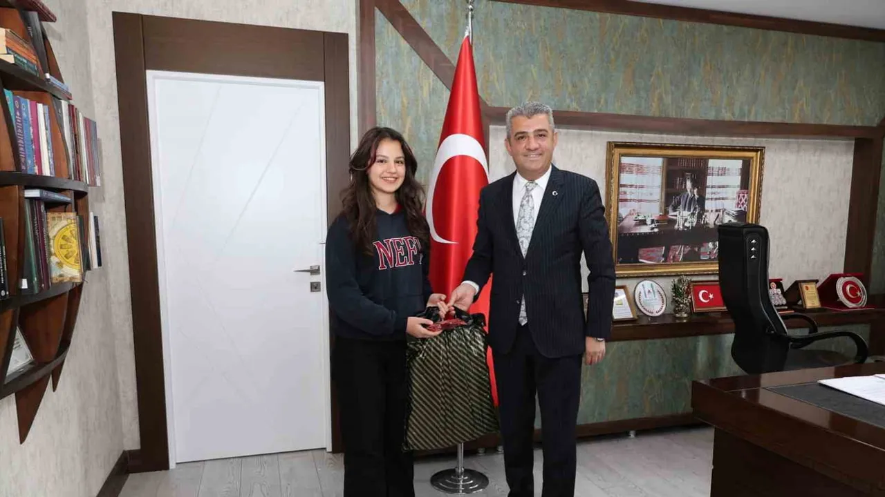 Erzurumlu öğrenci ilaçların bilinçli kullanımı için geliştirdiği yapay zekâ projesiyle dünya üçüncüsü