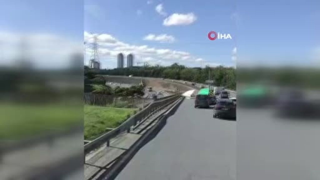 Esenler'de açık damper kazaya dönüştü: kamyon tabelaları devirdi, sürücü kaçtı