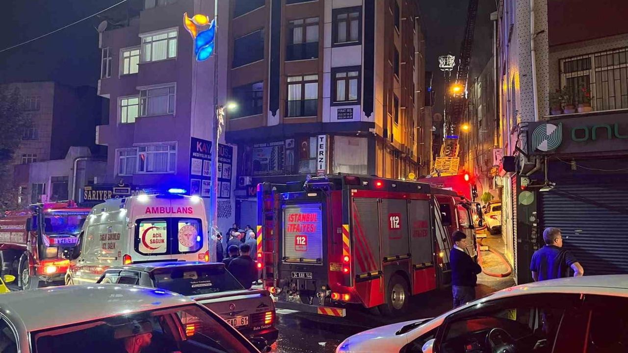 Esenler'de çatı alev aldı: itfaiye müdahalesiyle yangın söndürüldü