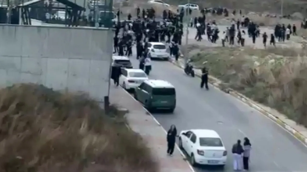 Esenyurt lisesinde öğrenciler arasında arbede: polis ve sağlık ekipleri müdahale etti