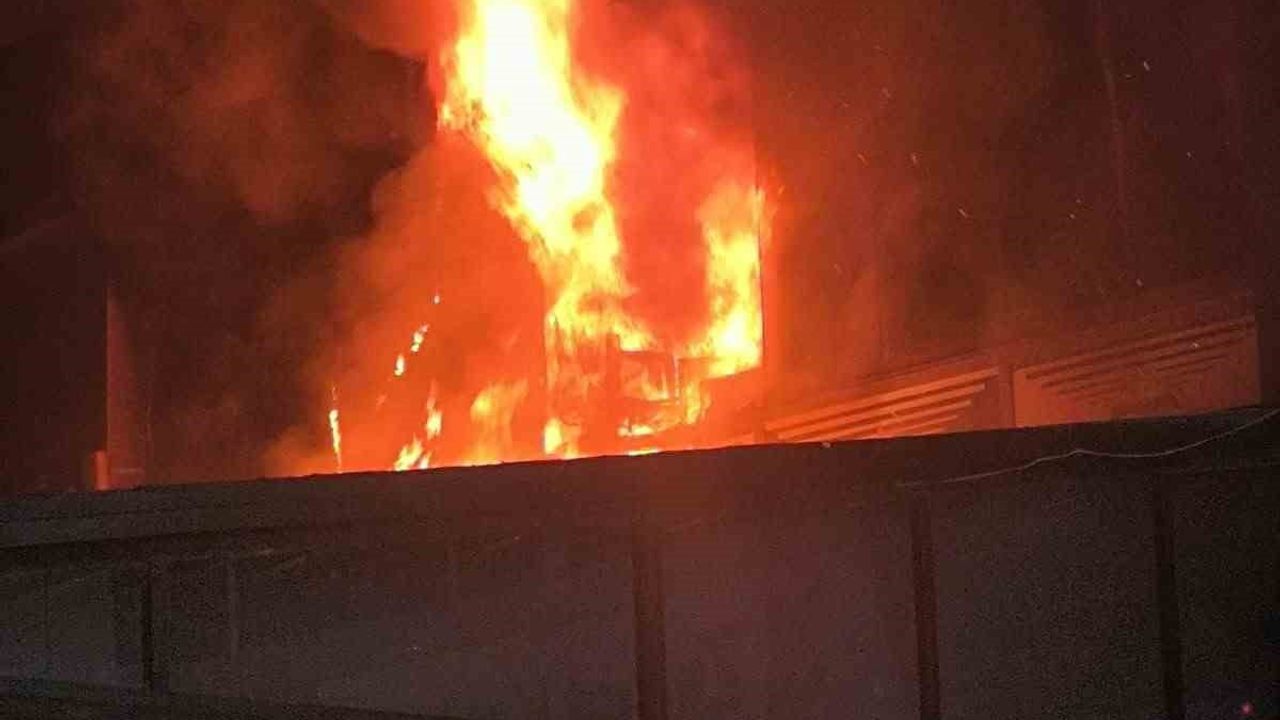 Esenyurt'ta akşam saatlerinde iş yeri yangını: bir çalışan hastaneye kaldırıldı