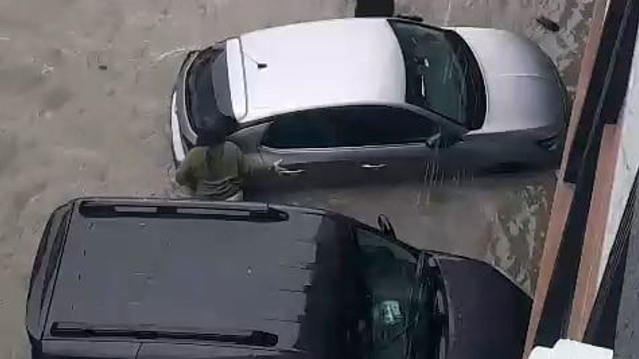 Esenyurt'ta ani su baskınları: vatandaşlar araç üstünde kurtarılmayı bekledi