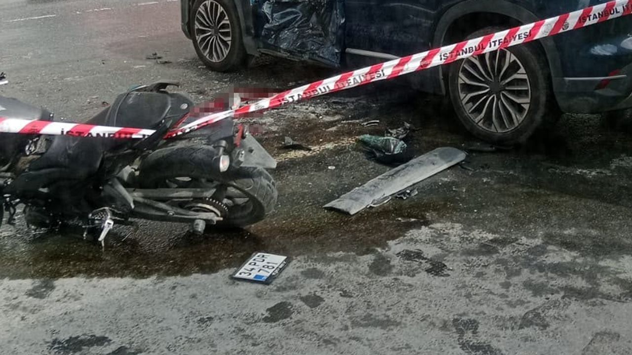 Esenyurt'ta Atatürk Bulvarı'nda çarpışma: genç motosiklet sürücüsü yaşamını yitirdi
