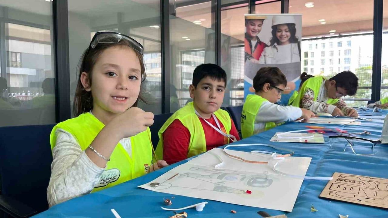 Esenyurt'ta çocuklar Hayal Fabrikası'nda yeteneklerini keşfediyor