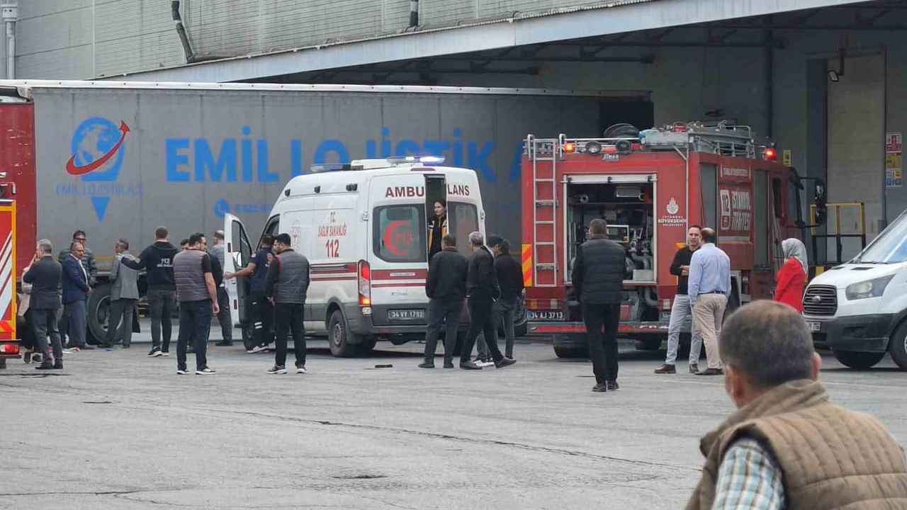 Esenyurt'ta depo bahçesinde iki tır arasında sıkışan işçi hayatını kaybetti