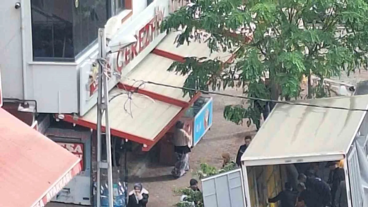Esenyurt'ta kamyonet kasasından düşen cam iki işçiyi yaraladı