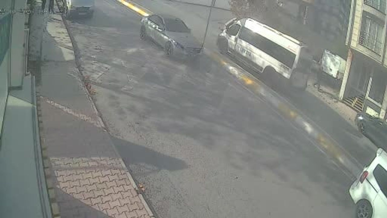 Esenyurt'ta kontrolü kaybeden araç önce motosikletliye sonra yayaya çarptı