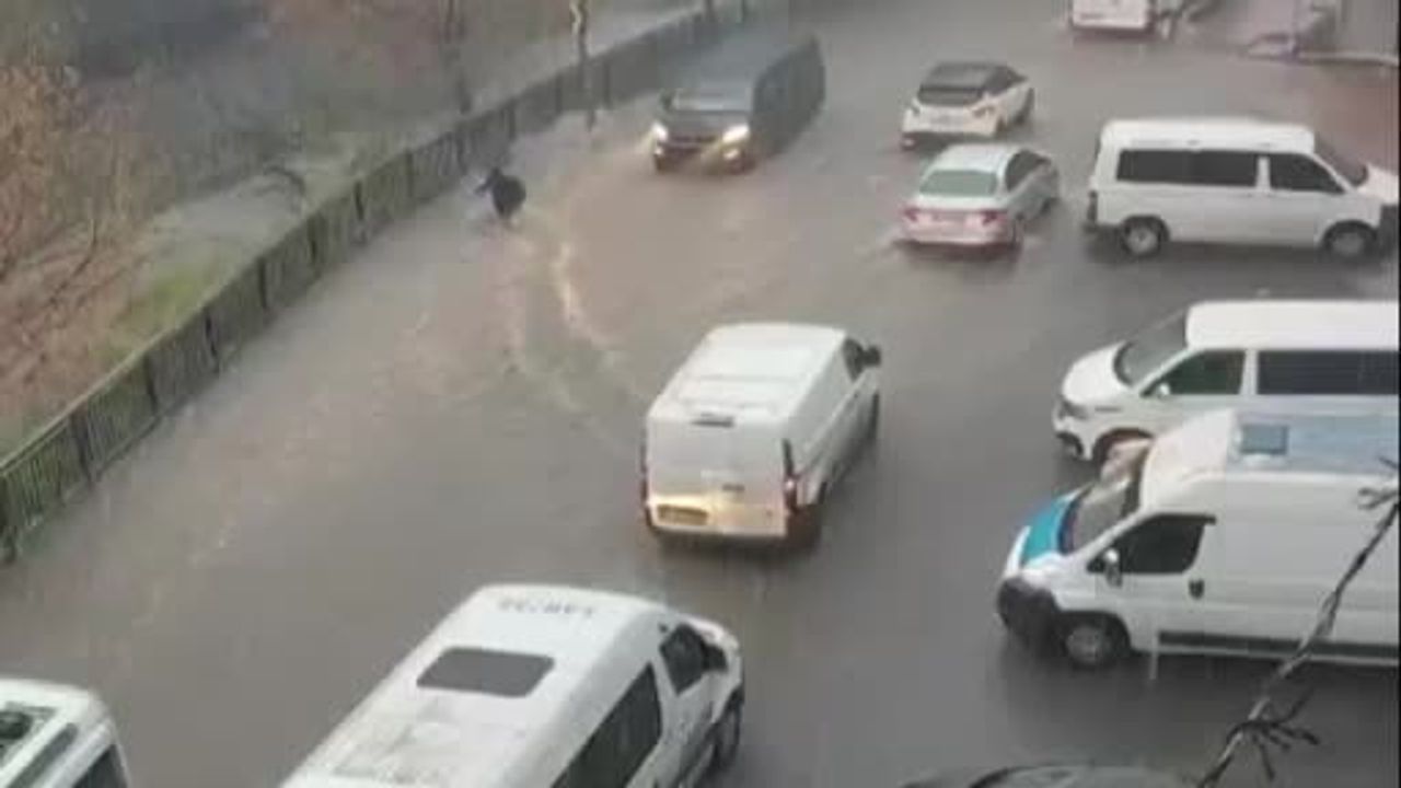 Esenyurt'ta selde yolda sürüklenen kadını vatandaşlar kurtardı