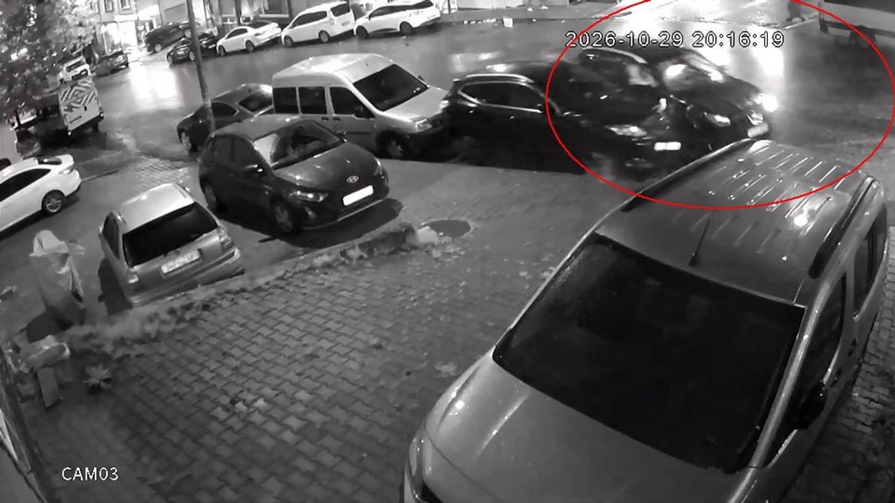 Esenyurt'ta yağışlı havada yokuşu kaybeden sürücünün çarpma anı kamerada