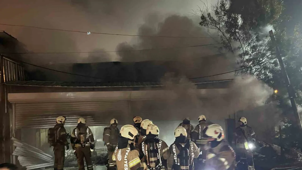 Esenyurt'ta yorgan atölyesinde gece çıkan yangın itfaiye tarafından söndürüldü
