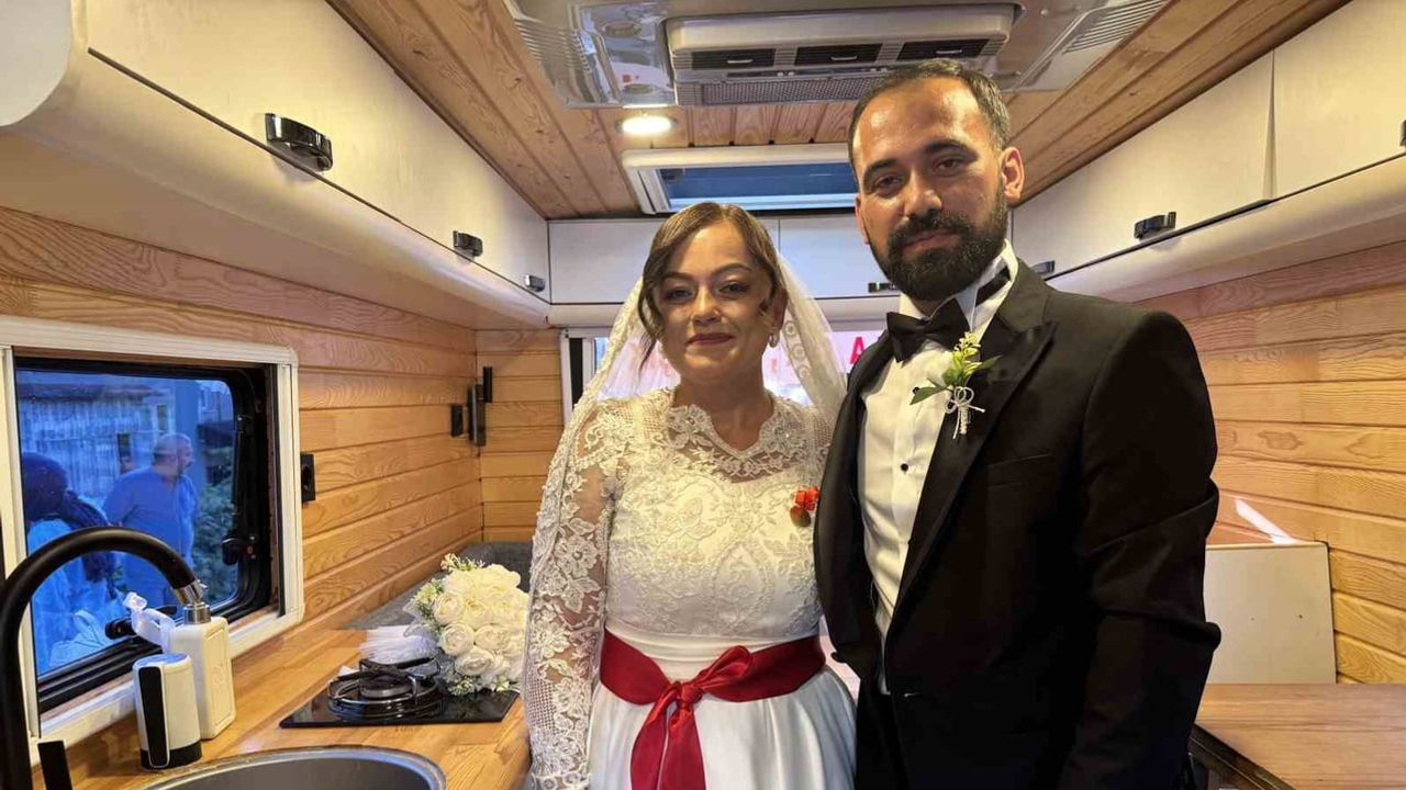 Eşinin 15 yıllık karavan hayalini üç yılda gerçeğe dönüştüren gelin arabası