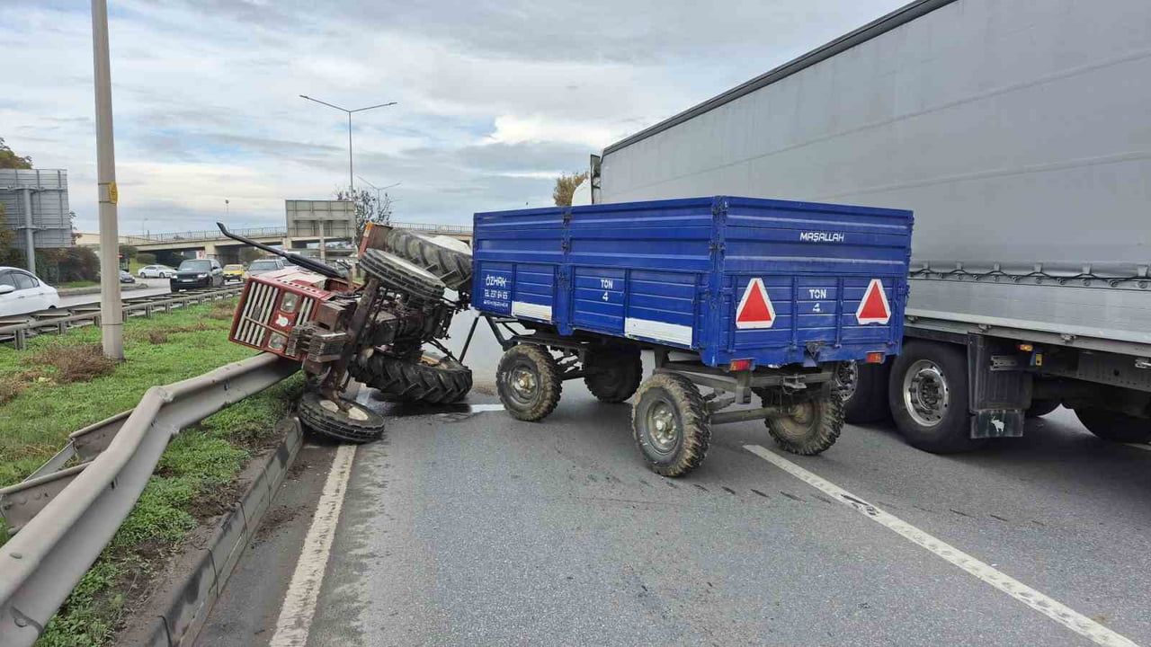 Eskişehir çevre yolunda traktör orta refüje devrildi, trafik etkilendi