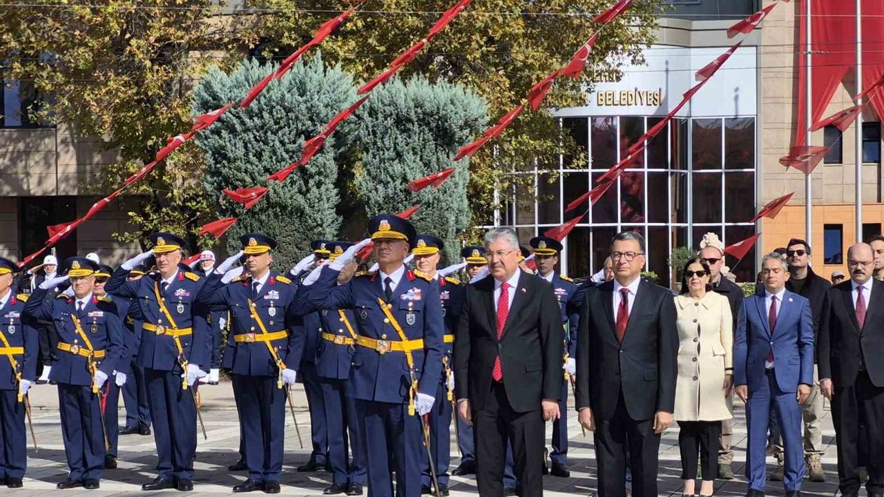 Eskişehir'de 29 ekim: Atatürk anıtına çelenk ve saygı duruşu