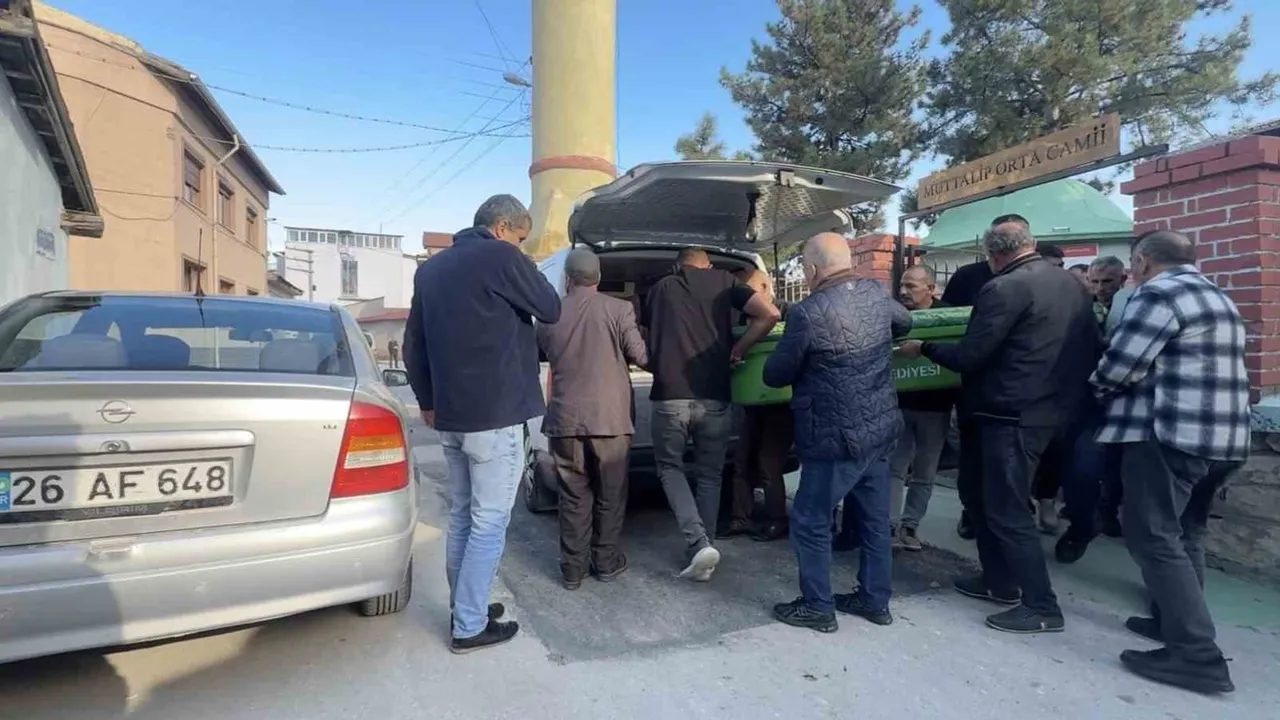 Eskişehir'de amca uğurlandı: şüphelinin babası jandarma eşliğinde törene katıldı