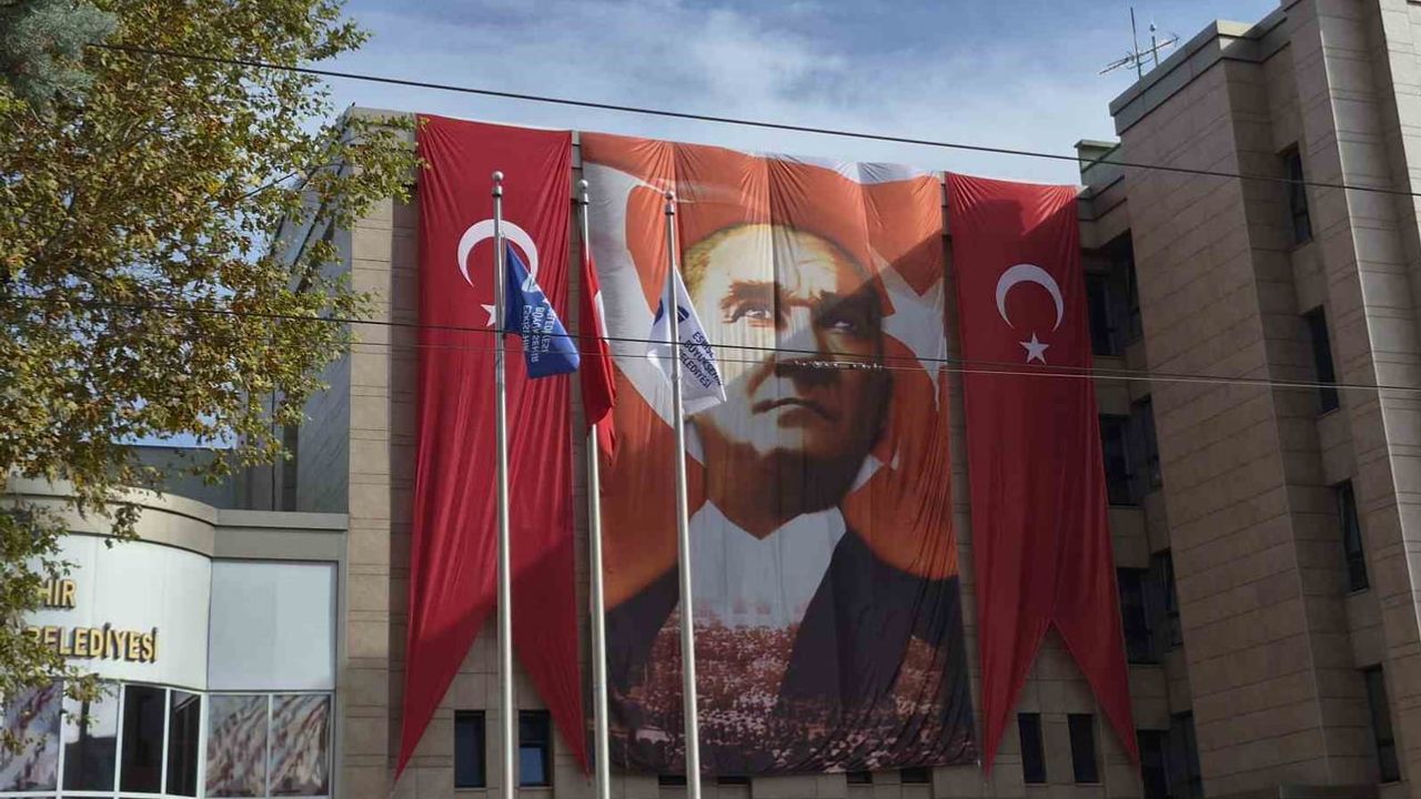 Eskişehir'de bayraklarla 29 ekim coşkusu sokaklara taştı