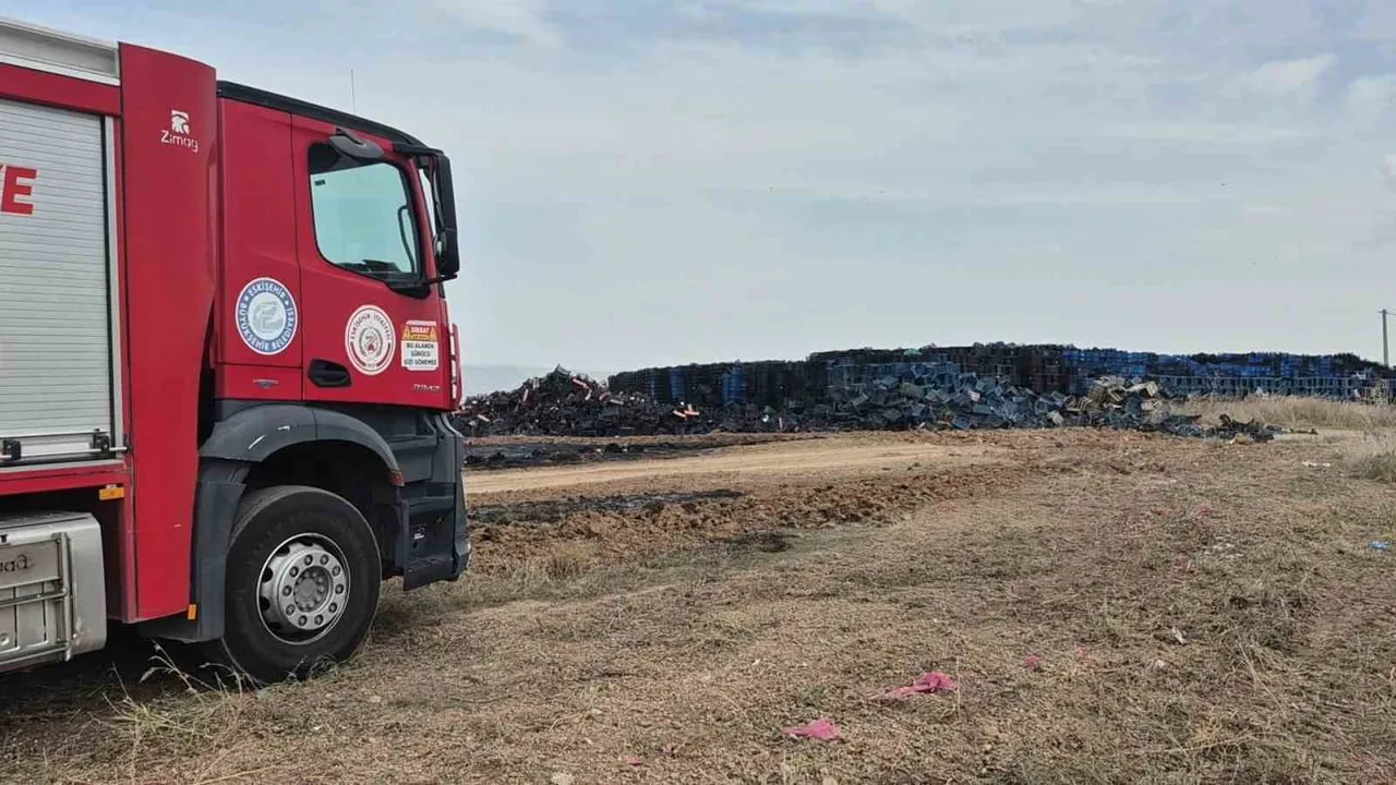 Eskişehir'de binlerce plastik kasa yandı