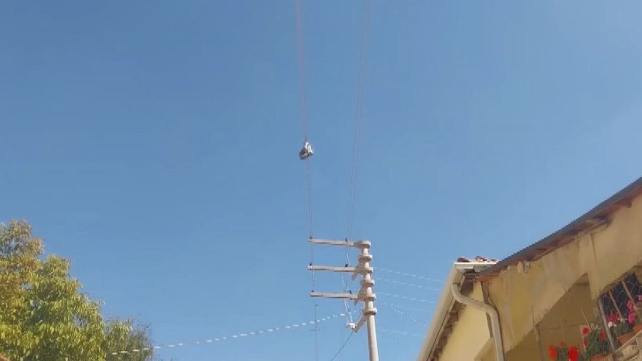 Eskişehir'de çözülemeyen küçük gizem: elektrik telinde asılı botlar