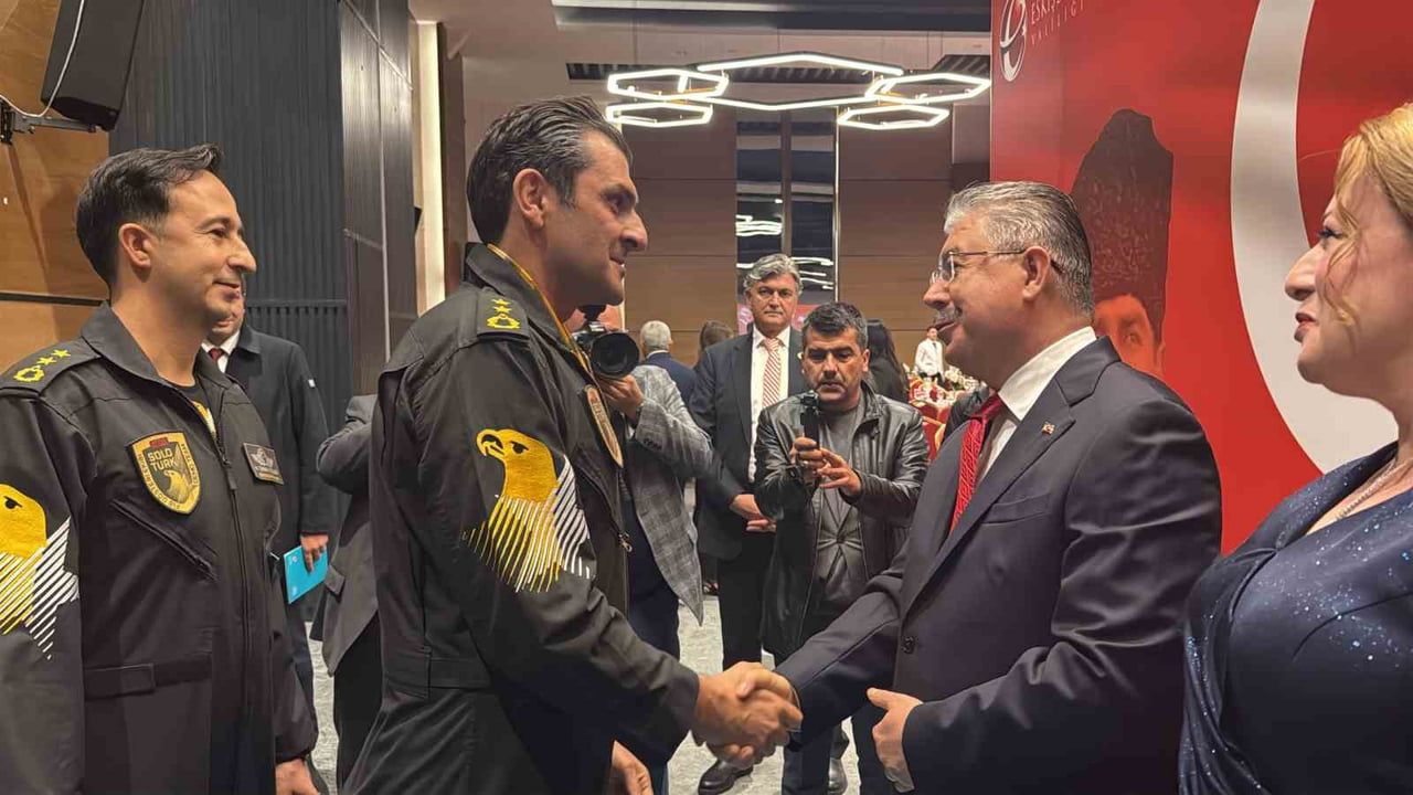 Eskişehir'de cumhuriyet coşkusu 103. yılda resepsiyonla paylaşıldı