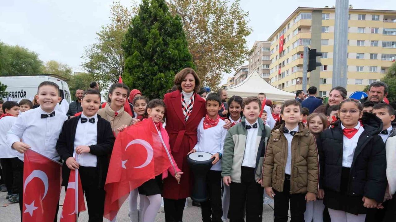 Eskişehir'de cumhuriyet coşkusu bulvardan sokaklara yayıldı