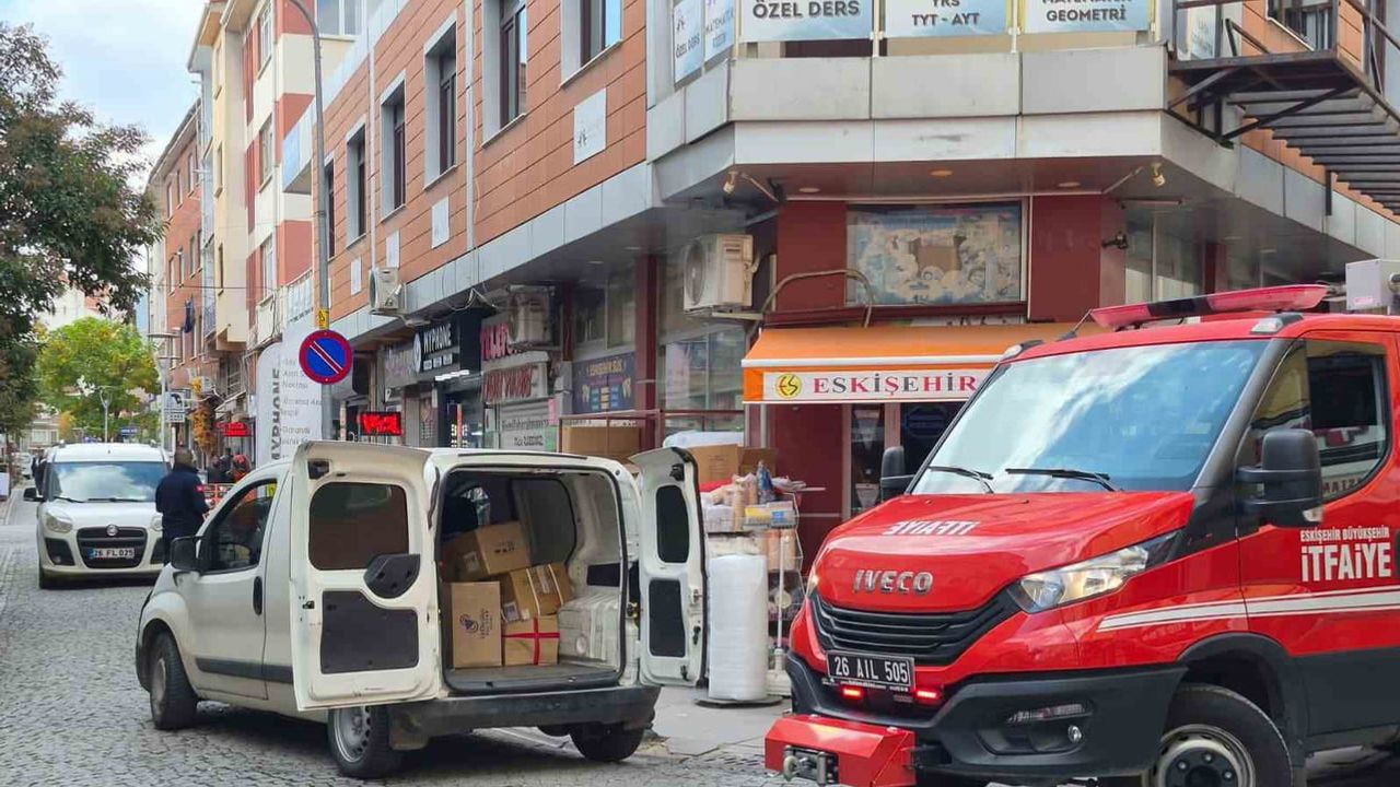 Eskişehir'de dar sokakta park eden araçlar itfaiyenin müdahalesini engelledi
