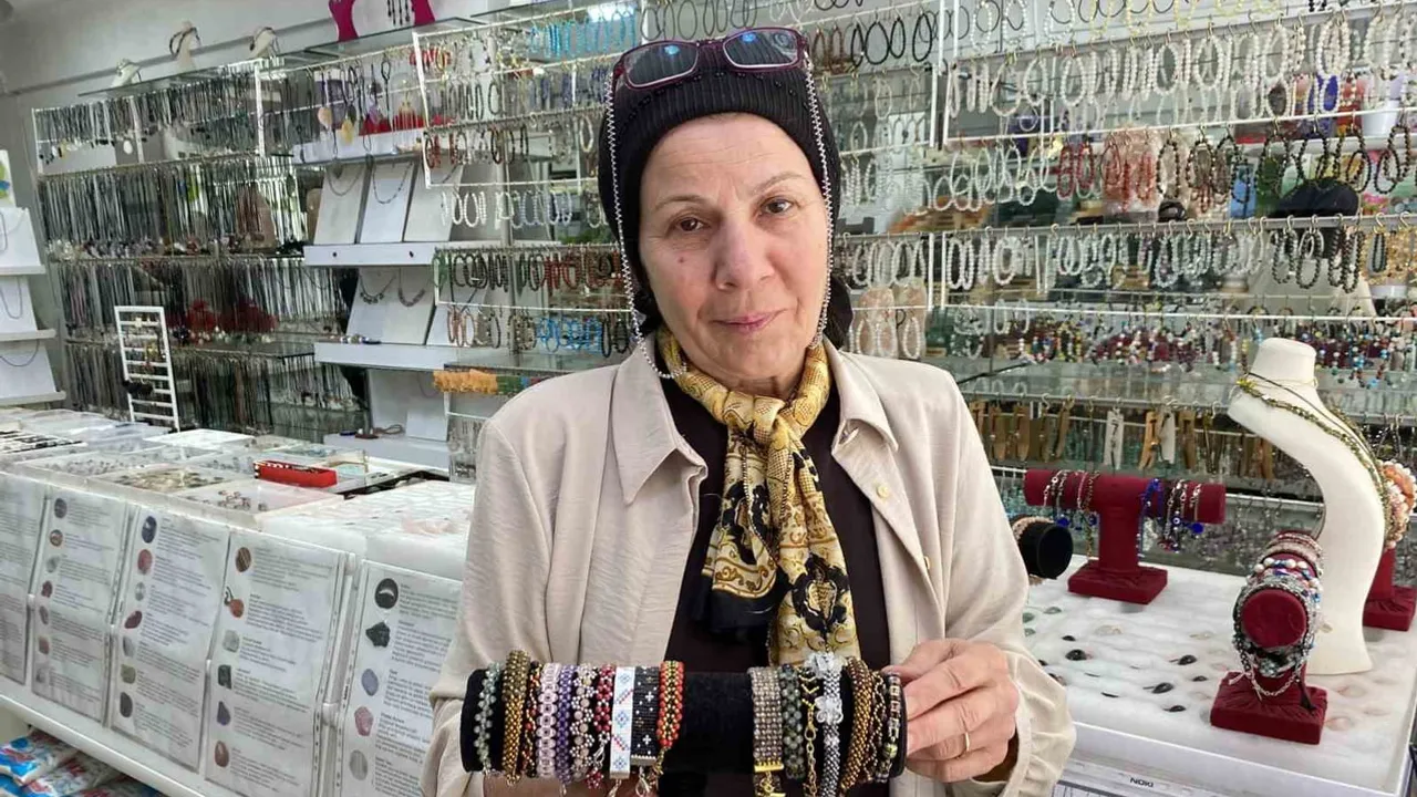 Eskişehir'de el emeğiyle doğal taş takılara hayat veriyor