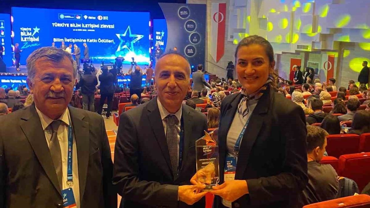 Eskişehir'de Eti Sosyal Bilimler Lisesi 4006 kategorisinde Türkiye birincisi oldu