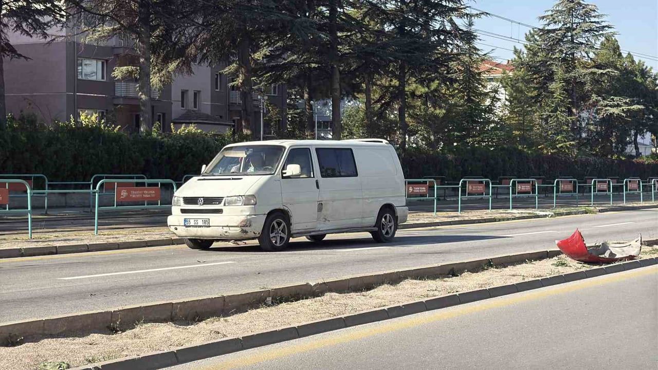 Eskişehir'de geri manevrasında kontrolden çıkan araç bulvarda ters yöne girip minibüse çarptı