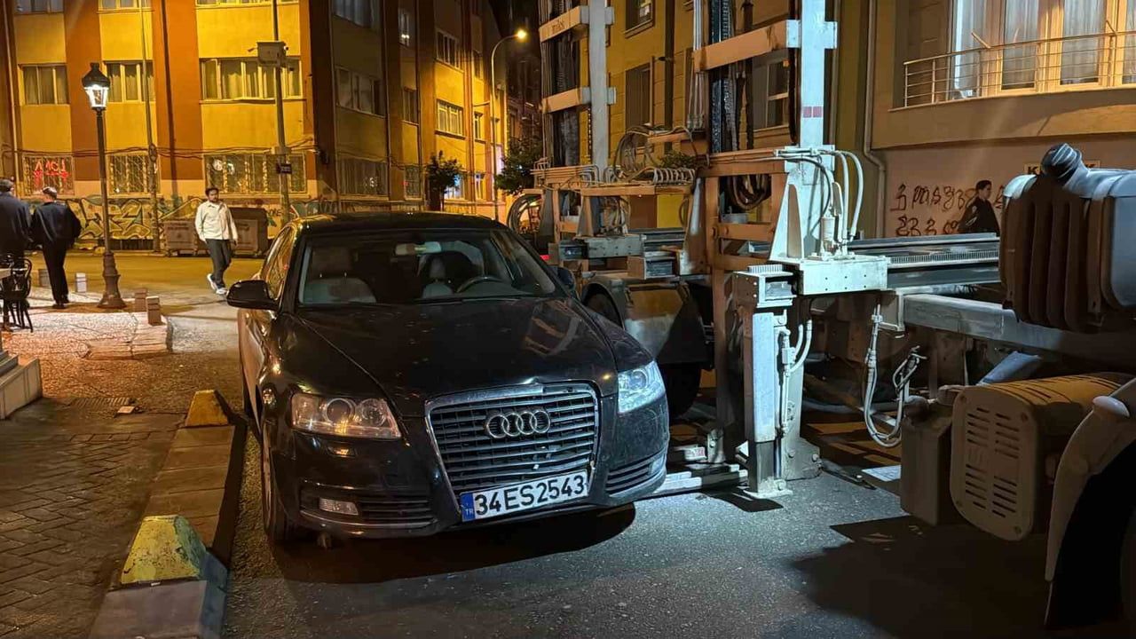 Eskişehir'de hatalı park trafiği aksattı, araç çekiciyle otoparka götürüldü