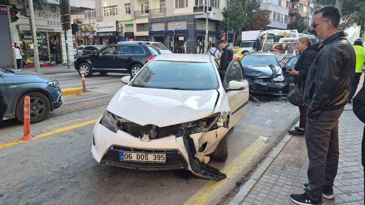 Eskişehir'de iki otomobil kafa kafaya çarpıştı, tramvay seferleri kısa süreli aksadı