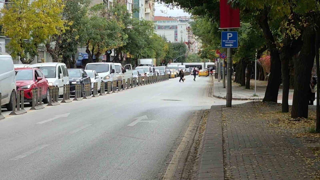 Eskişehir'de inşaat sevkiyatı Mustafa Kemal Atatürk Caddesi'ni kilitledi