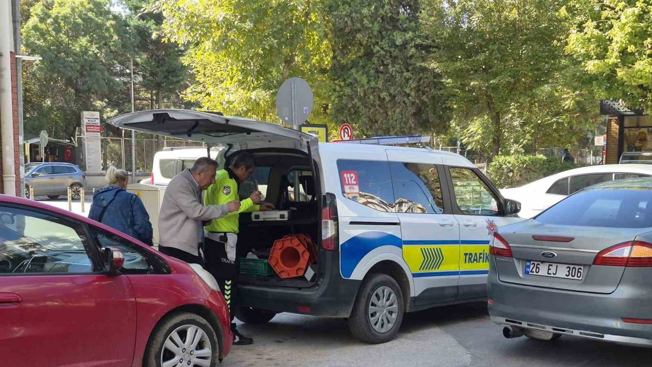 Eskişehir'de İstiklal Mahallesi'nde caddeden karşıya geçen yaşlı adama otomobil çarptı