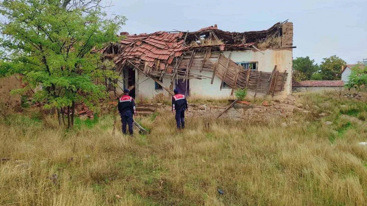 Eskişehir'de jandarma, okul çevreleri ile servis güzergâhlarında kapsamlı denetim yaptı