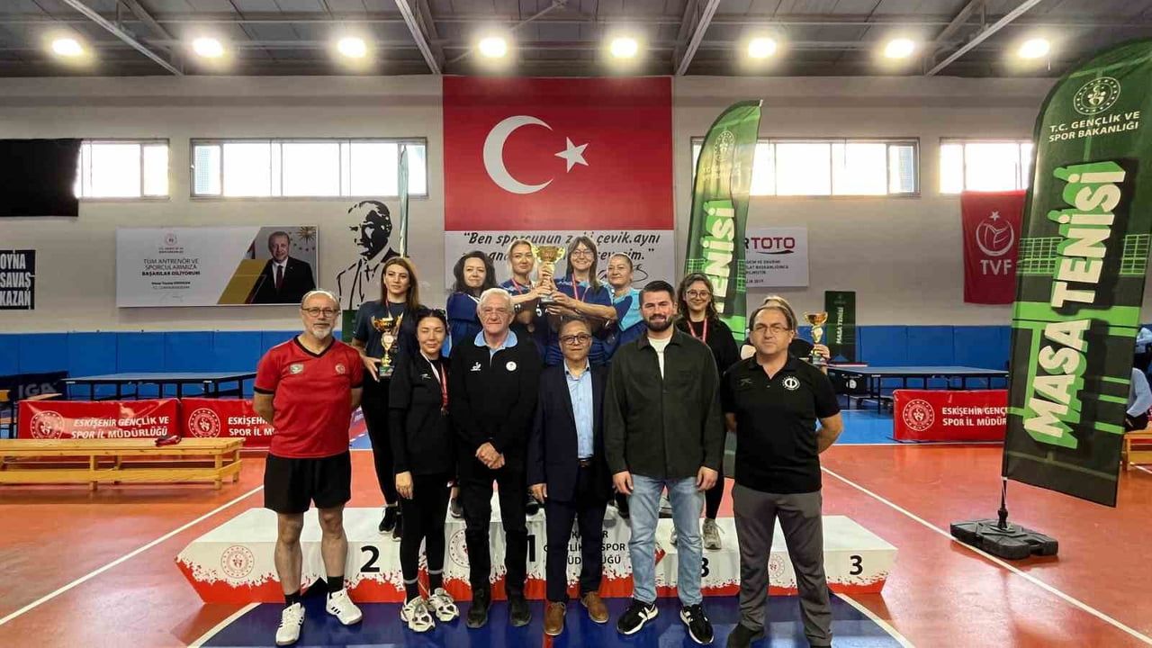 Eskişehir'de kamu spor oyunlarında masa tenisi takımları bölge yolcusu oldu