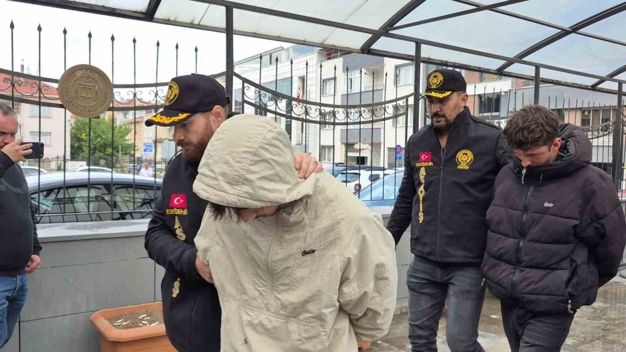 Eskişehir'de Karapınar Tanberk Sokak'ta tüfekli kavga: iki yaralı, iki tutuklama