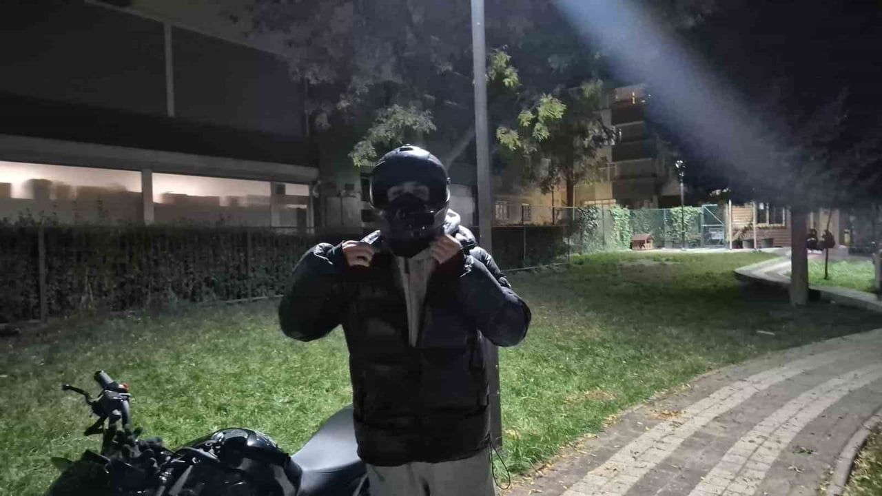 Eskişehir'de kask kamerasına yansıyan trafikte gerilim: kadın sürücü motosikletlinin üzerine yürüdü