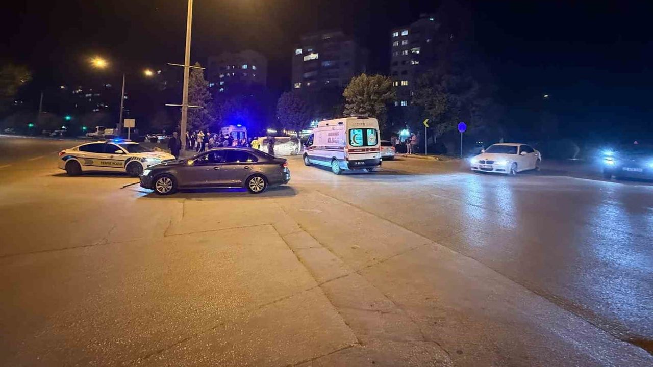 Eskişehir'de kavşakta çarpışma: otomobillerden biri yan yattı