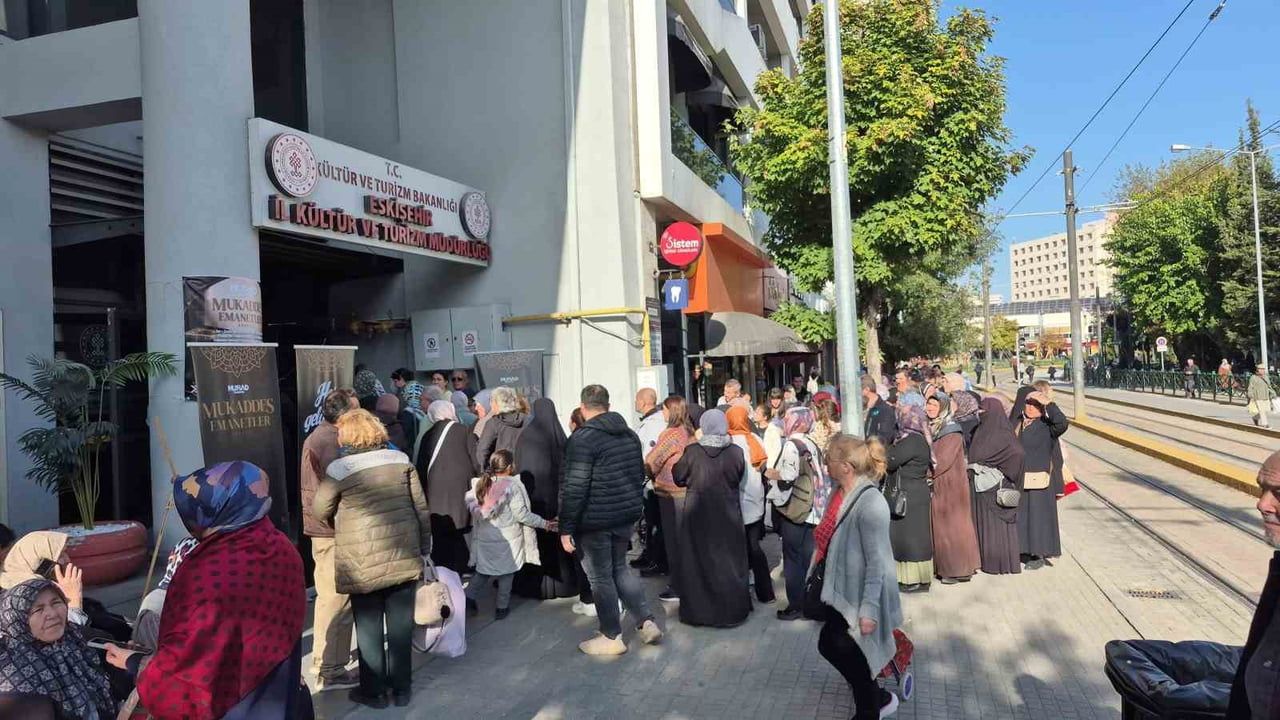 Eskişehir'de mukaddes emanet sergisi ziyaretçi akınıyla metrelerce kuyruğa dönüştü
