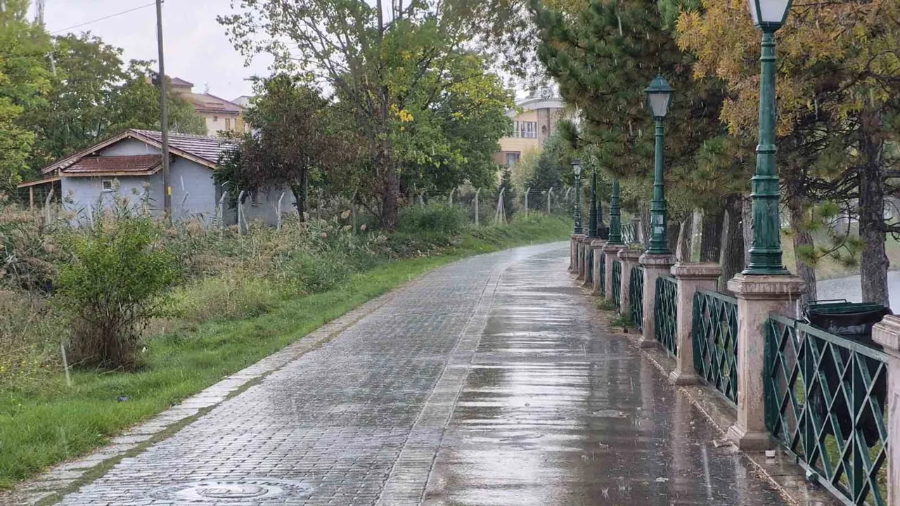 Eskişehir'de öğle vakti bastıran sağanak çevreyi boşalttı