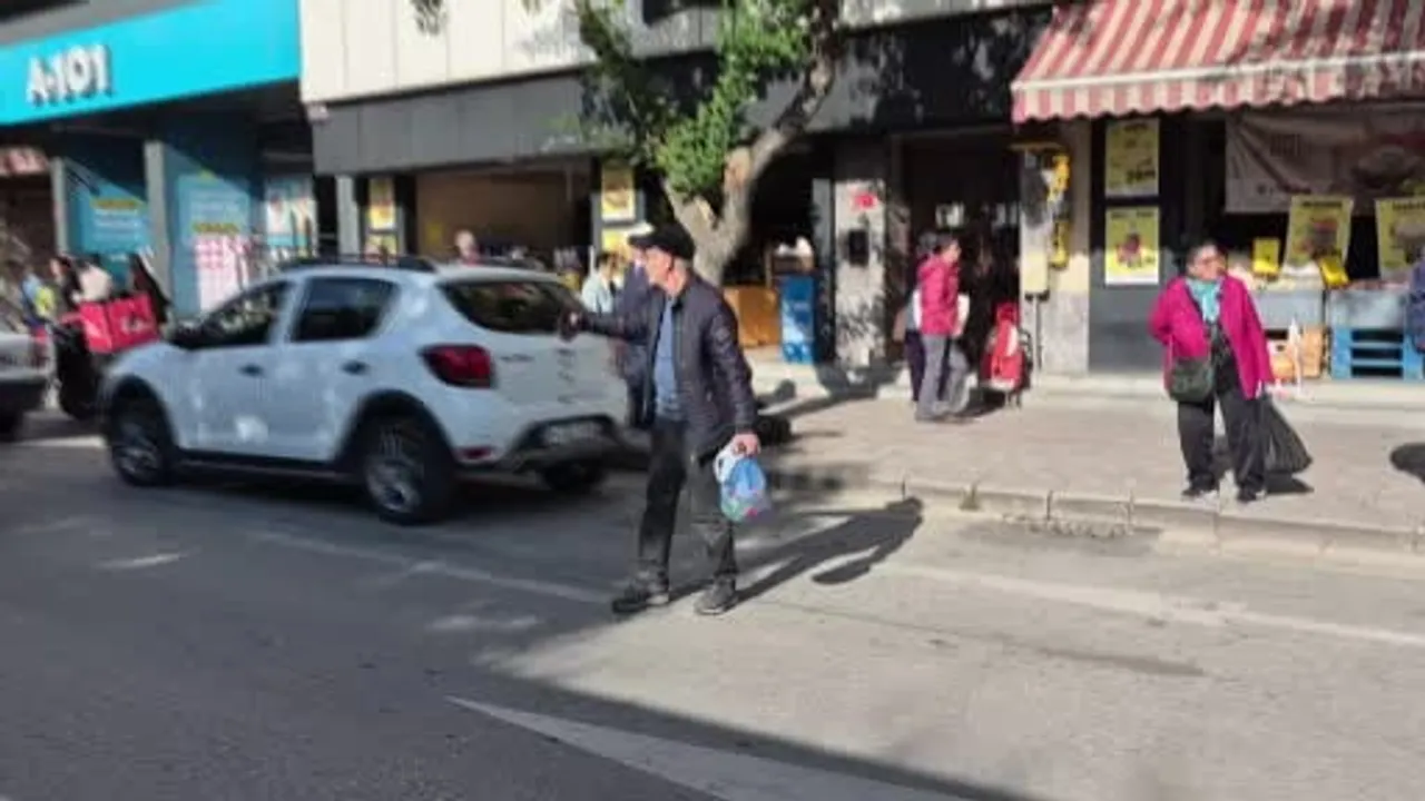 Eskişehir'de otomobilin çarptığı kadın hastaneye kaldırıldı; genç sürücünün duyarlılığı öne çıktı