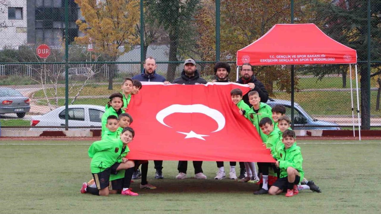 Eskişehir'de sahada cumhuriyet coşkusu futbolun ritmiyle yükseldi
