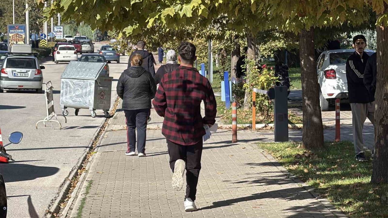 Eskişehir'de sınav sabahı trafik tıkandı, adaylar araçlarından inip koştu