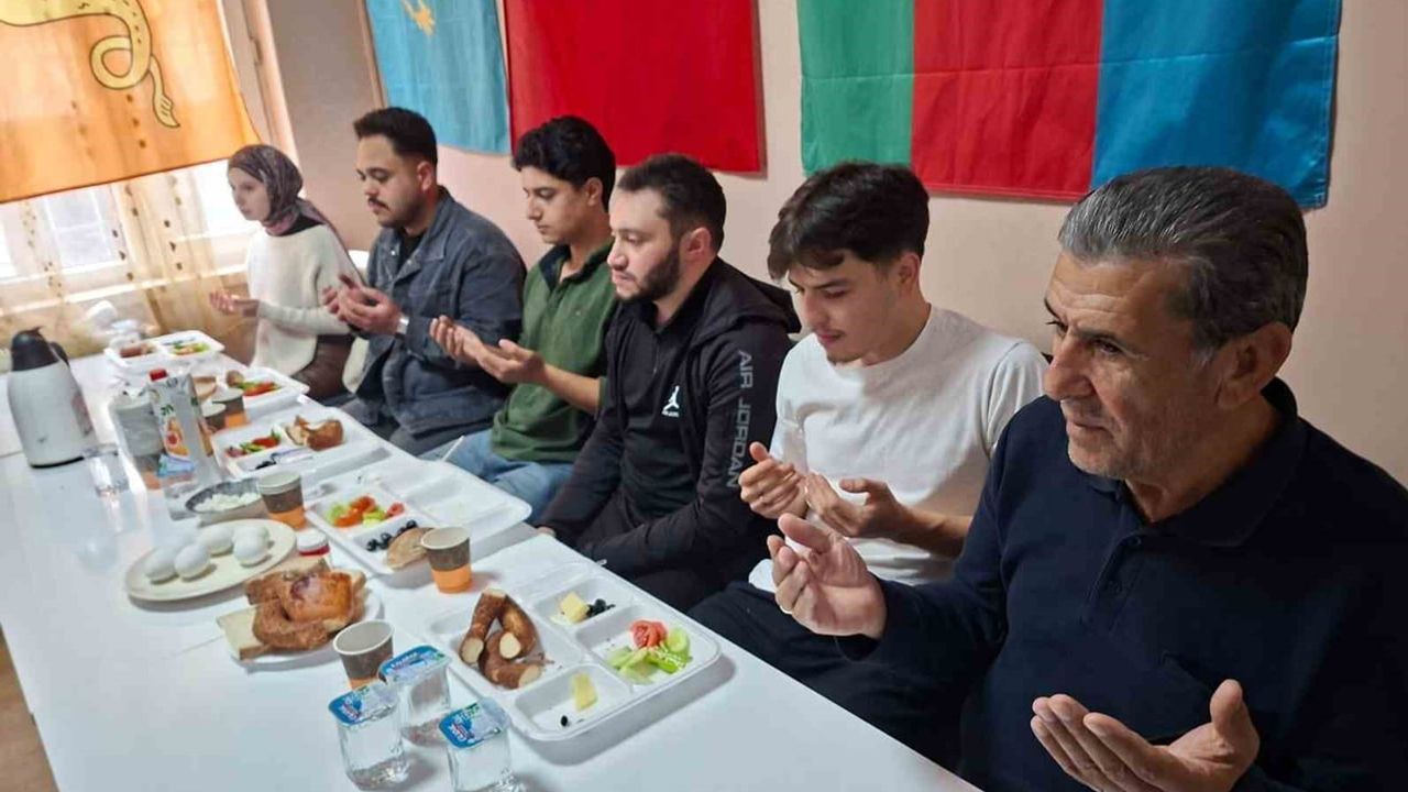 Eskişehir'de Türk dünyası gençleri ortak sofrada kültürünü paylaştı