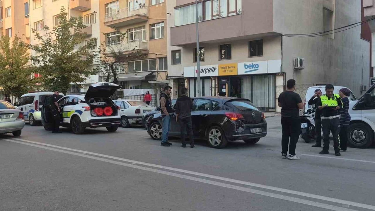 Eskişehir'de Vatan Caddesi'nde arkadan çarpma: 16 yaşındaki motosiklet sürücüsü yaralandı