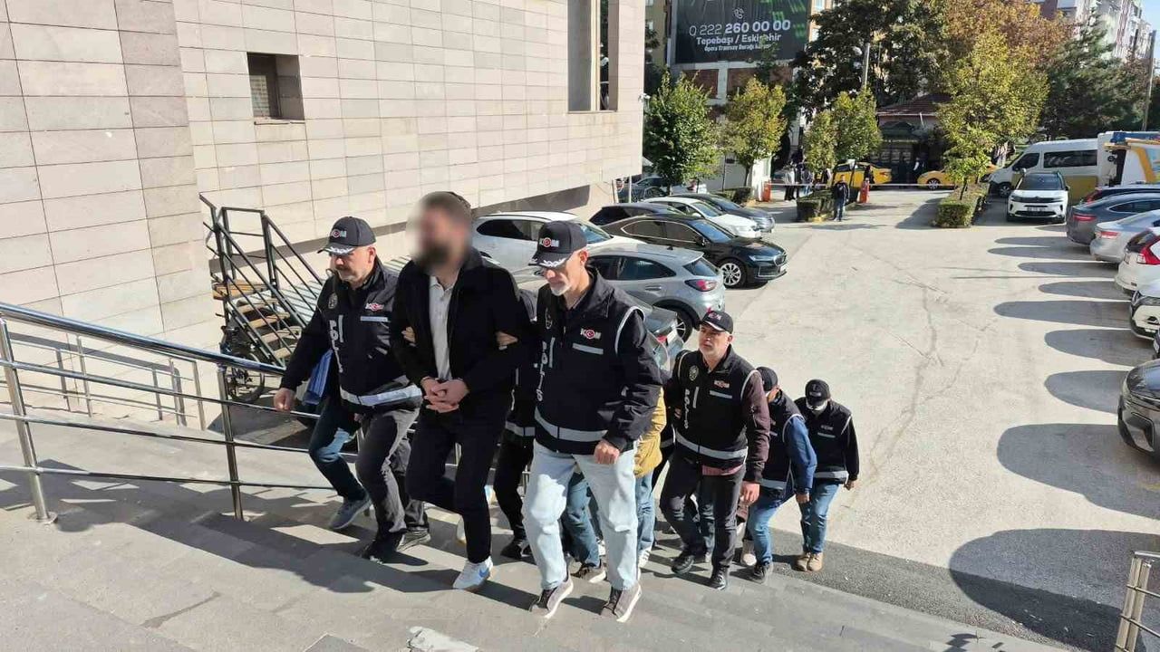 Eskişehir merkezli vadeli satış kılıfıyla çalışan tefecilere eş zamanlı baskın
