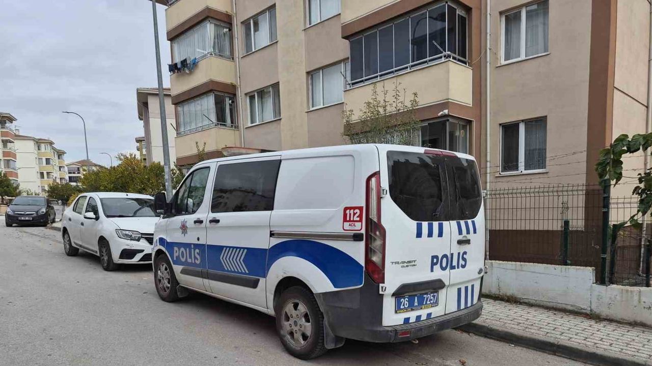 Eskişehir Odunpazarı'nda 2 yaşındaki kız çocuğu camdan düşerek yaralandı