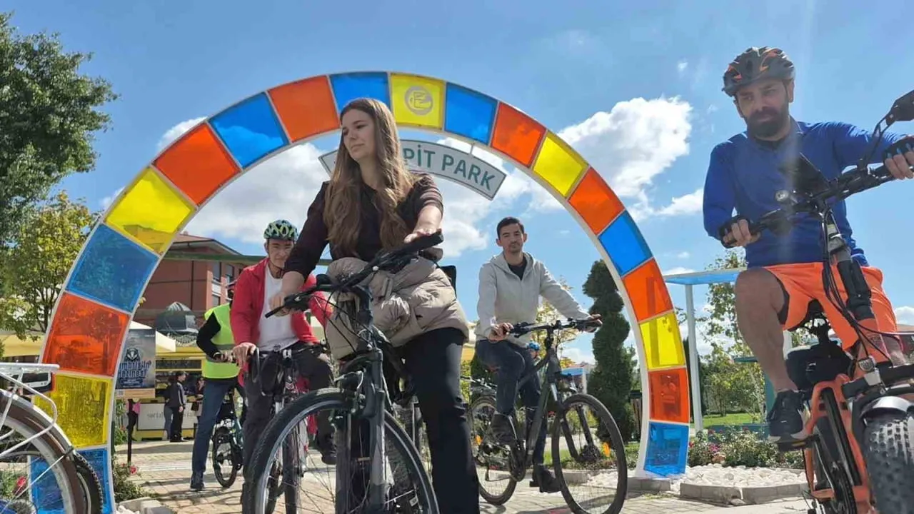 Eskişehir sokaklarında görünürlük için pedal çevrildi