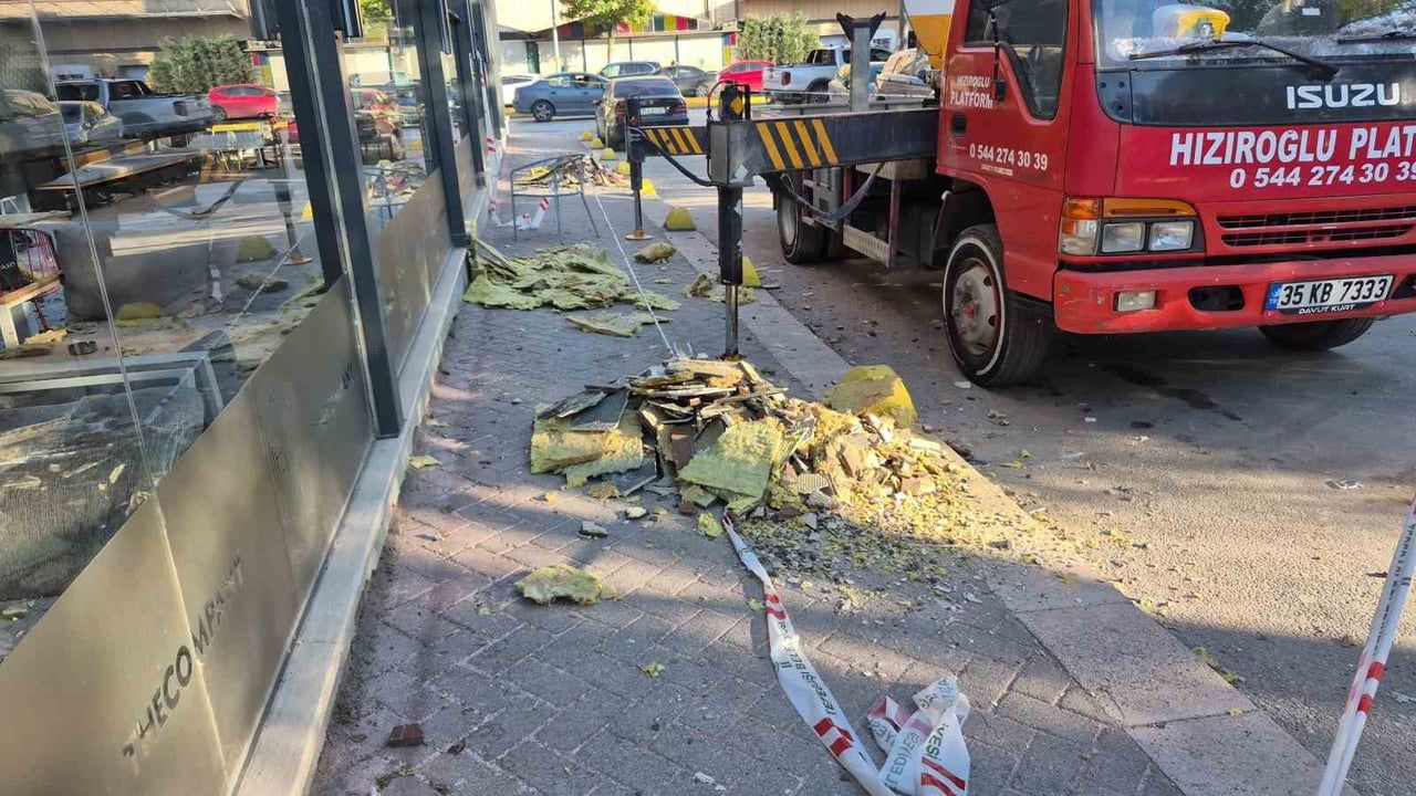 Eskişehir Tepebaşı'nda dış cepheden düşen parçalar kahve dükkanının tentesine zarar verdi