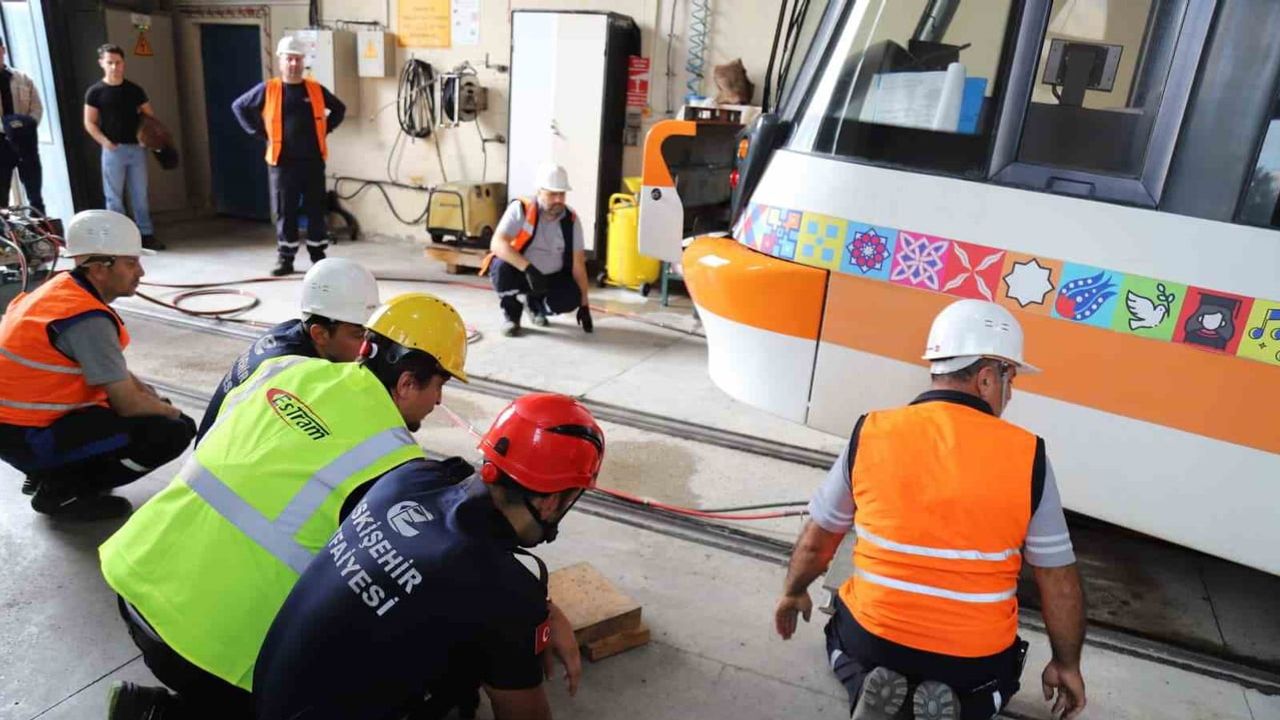 ESTRAM’da itfaiye iş birliğiyle tramvay kazalarına yönelik güvenlik eğitimi