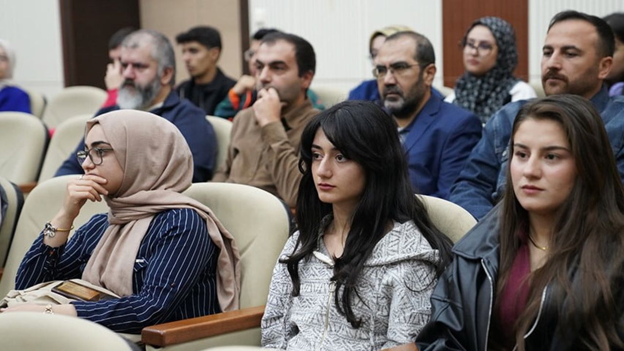 ETÜ'de 'terörsüz Türkiye' paneli: tarih, demokrasi ve hukuk devleti masaya yatırıldı