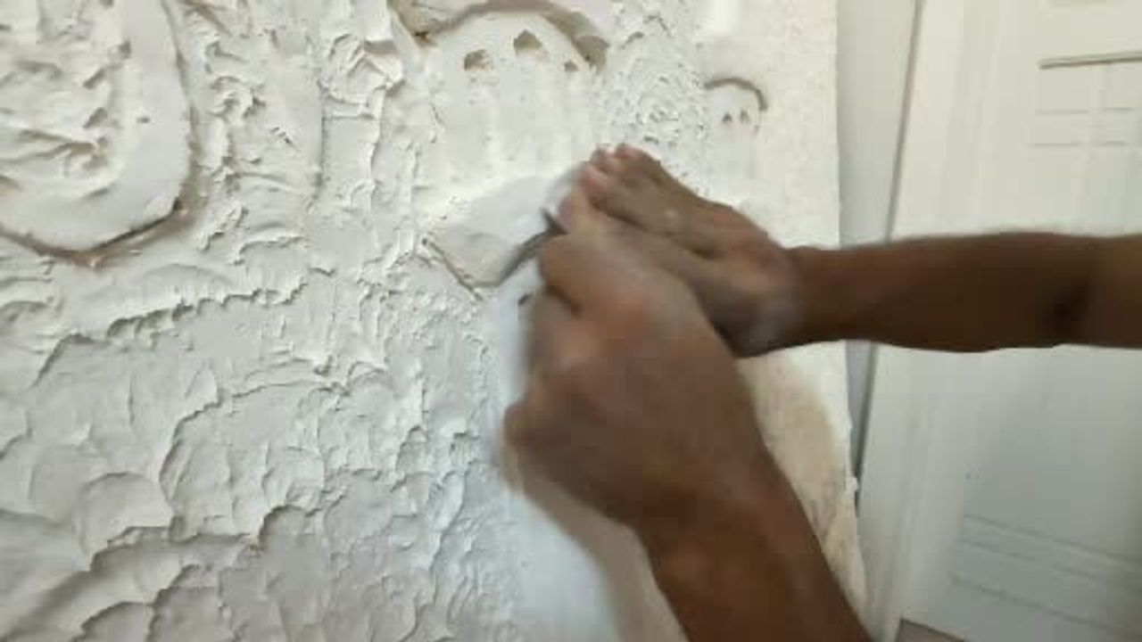 Ev duvarlarını el işçiliğiyle süsleyen alçı ustası